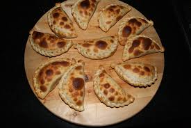 Empanadas decarne con salsa criolla